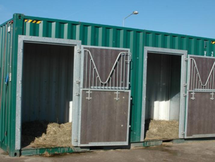 Paardenbox van een container